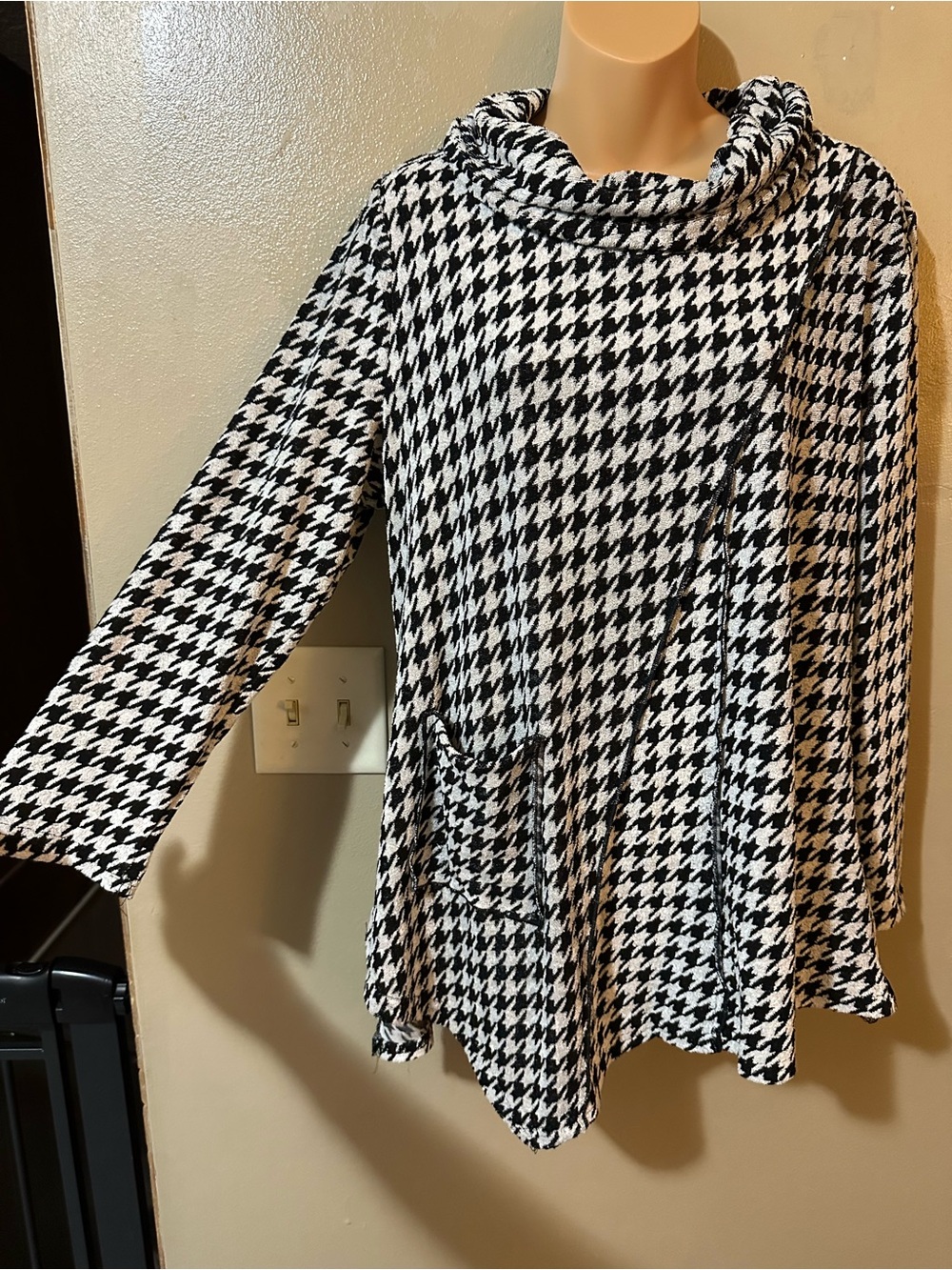 Violet Ruby XL Houndstooth Cowl Neck Tunic Asymmetrical Hem Top Pockets - Picture 7 of 7